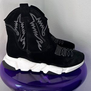 Sneaker boot